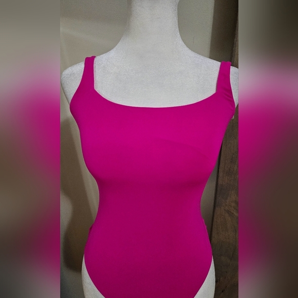 CALI CURVES Scoop Neck Sleevless Shaping Bodysuit In Fushia Pink. Size M/L NWT - Picture 3 of 9